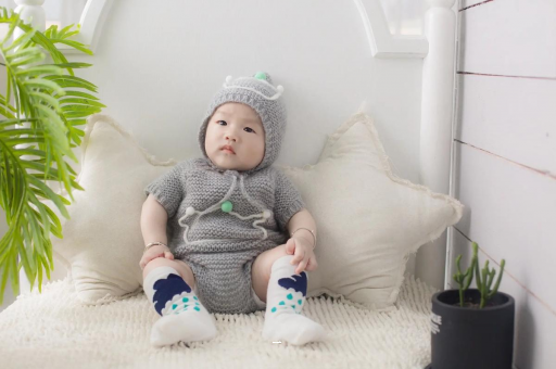 代怀包生男孩医院宝宝几个月流口水